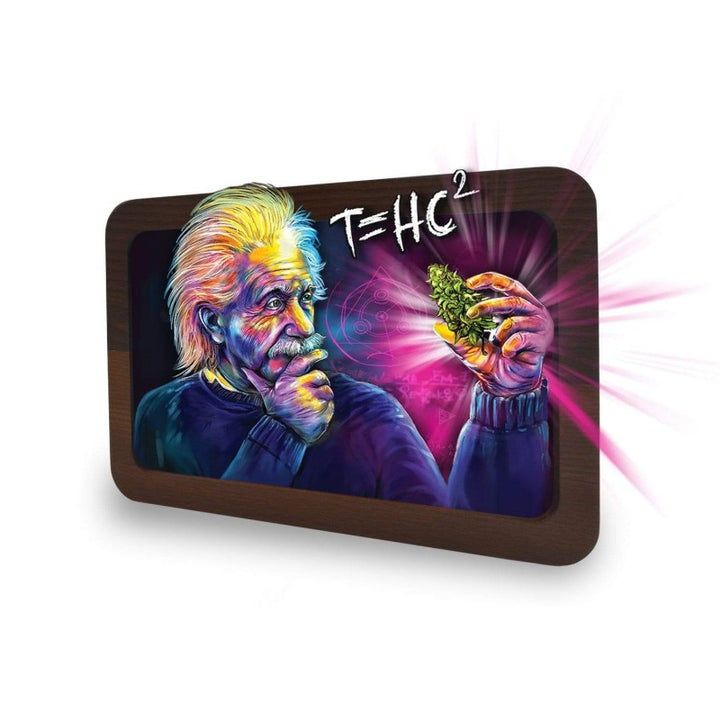 V Syndicate 3D Wood Rolling Tray mit Einstein Motiv und grüner Blüte in der Hand