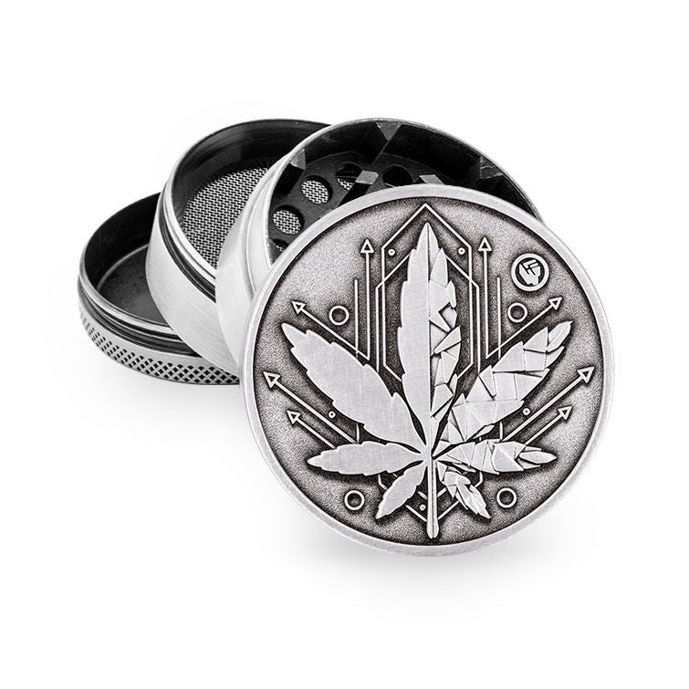 Silberner FireFlow Grinder mit geometrischem Hanfblatt-Motiv und Sieb, geöffnet