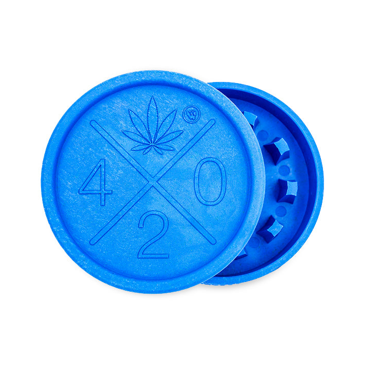 Blauer FireFlow Hemp Grinder geöffnet mit geprägtem 420 Logo und Hanfblatt