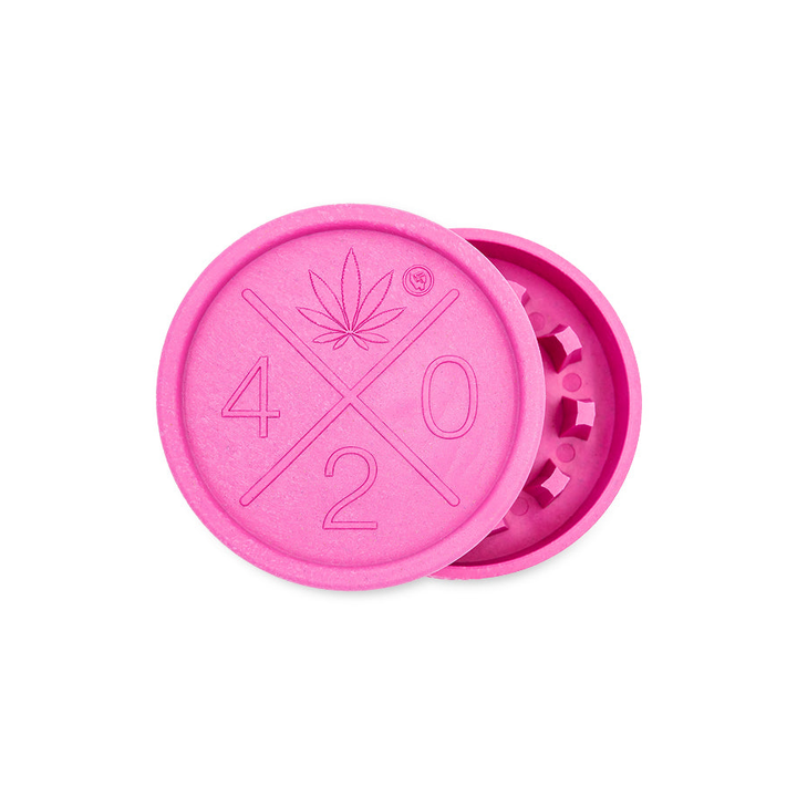 Pinker FireFlow Hemp Grinder geöffnet mit 420 Prägung und Hanfblatt Motiv