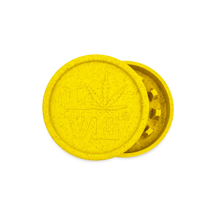 Gelber FireFlow Hemp Grinder mit Love Schriftzug und Hanfblatt, leicht geöffnet