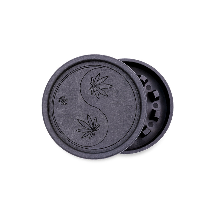 Schwarzer FireFlow Hemp Grinder mit Yin Yang Hanfblatt-Gravur, geöffnet 2-teilig