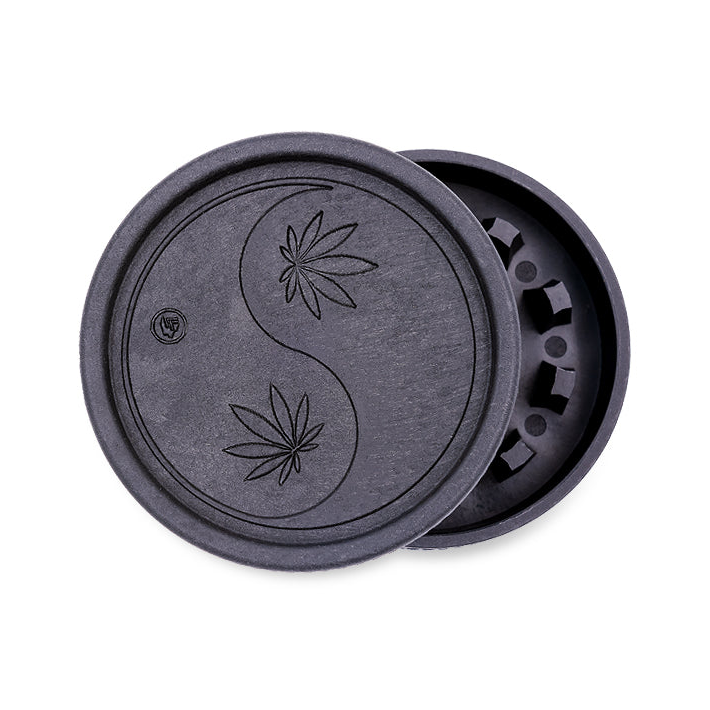 Schwarzer FireFlow Hemp Grinder mit Yin Yang Hanfblatt-Gravur, geöffnet 2-teilig