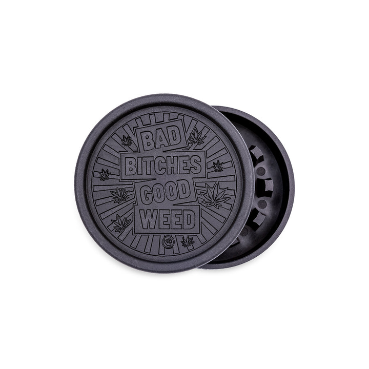 Schwarzer FireFlow Hemp Grinder mit Bad Bitches Good Weed Prägung, geöffnet
