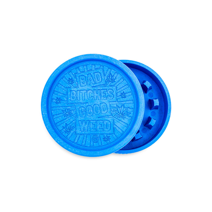 Blauer FireFlow Hemp Grinder mit Bad Bitches Good Weed Prägung und Hanfblättern