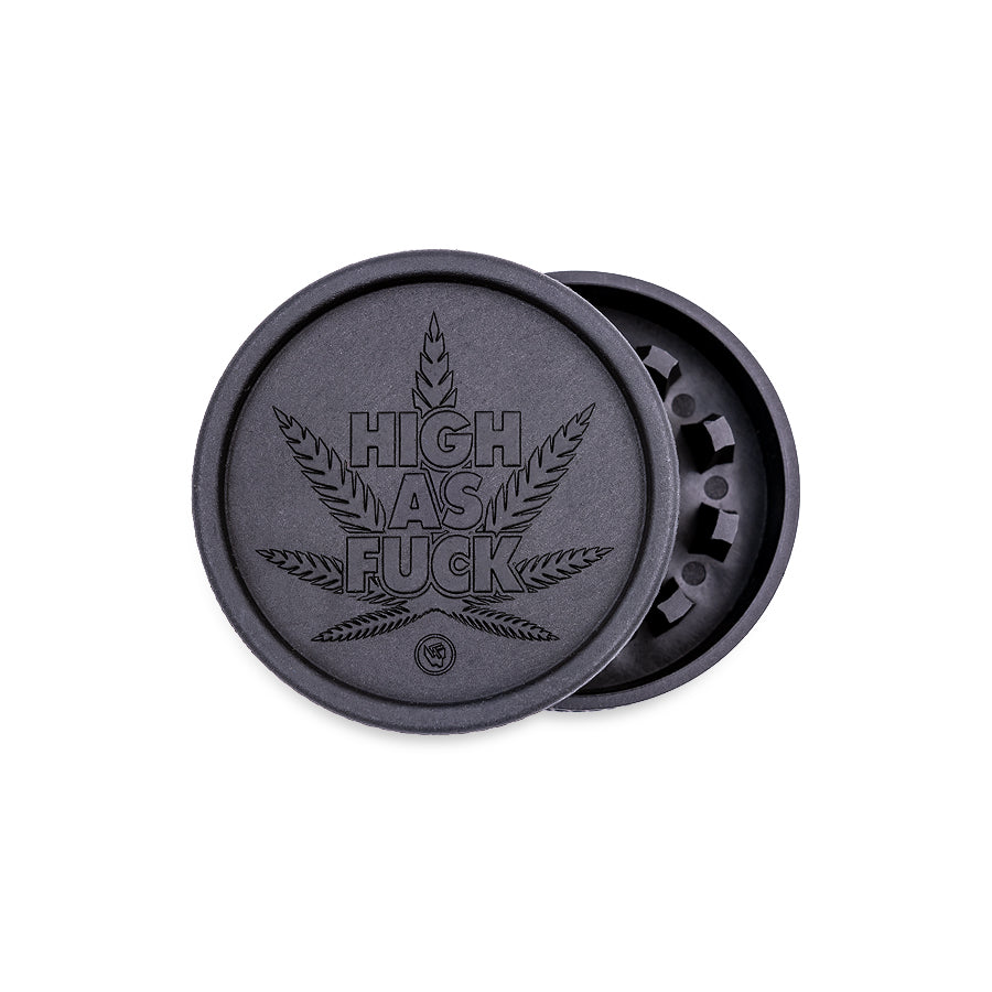 Grinder FireFlow Hemp noir à slogan, ouvert, avec feuille de chanvre en relief