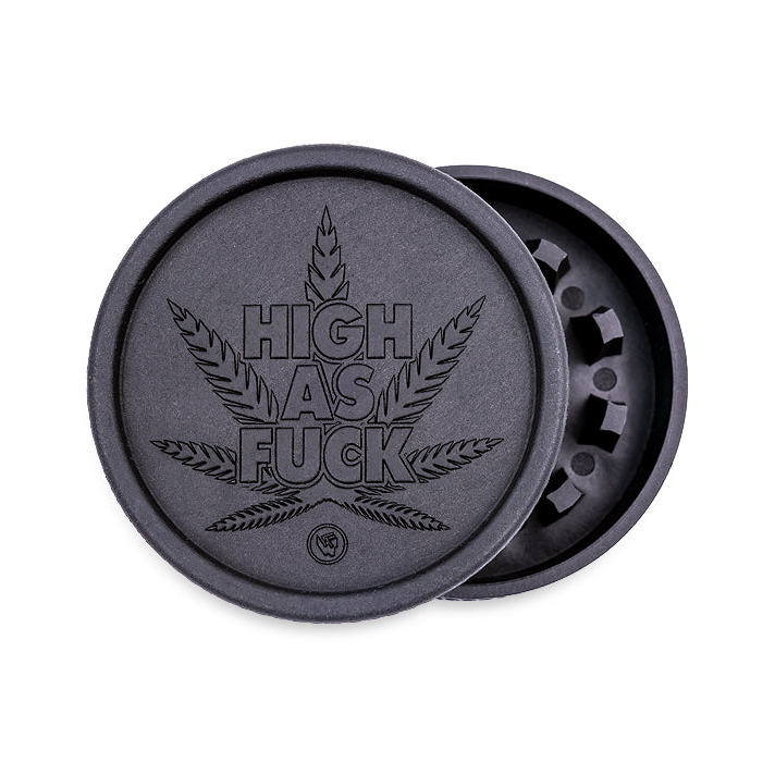 FireFlow Hemp Grinder High as Fuck in Schwarz geöffnet mit Hanfblatt-Prägung