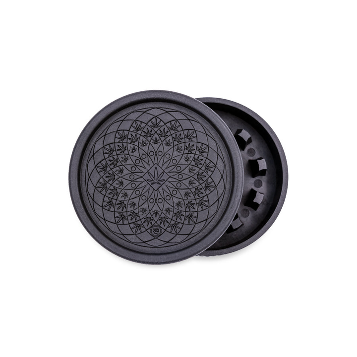 FireFlow Hemp Grinder Leaf Pattern schwarz geöffnet mit geprägtem Hanfblatt-Mandala
