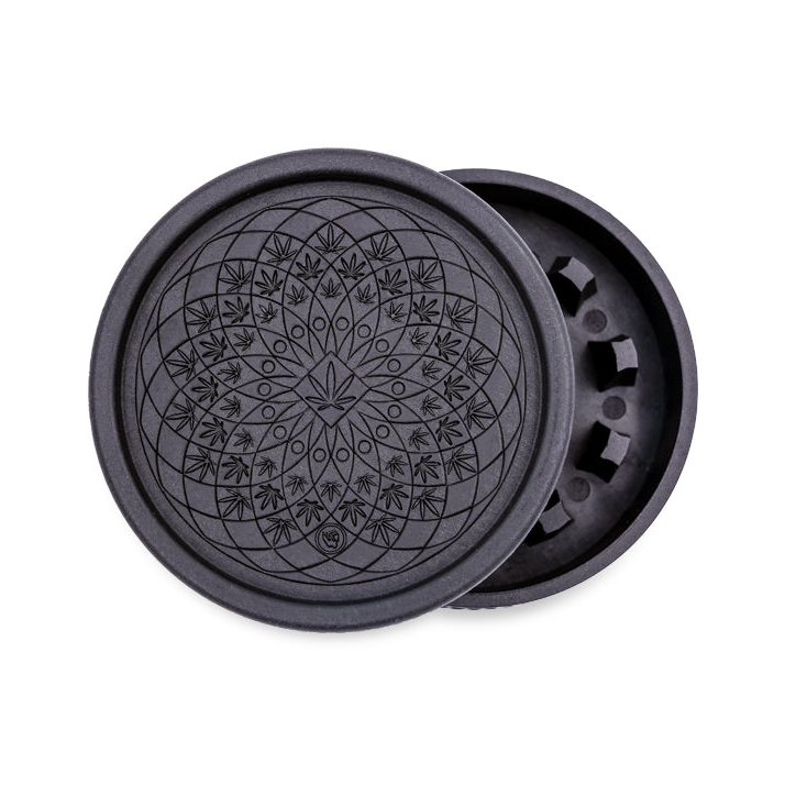 FireFlow Hemp Grinder Leaf Pattern schwarz geöffnet mit geprägtem Hanfblatt-Mandala