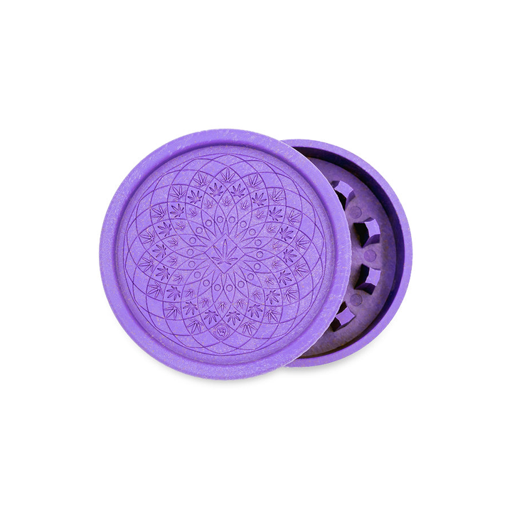 FireFlow Hemp Grinder Leaf Pattern violett geöffnet mit Blick auf den Zahnkranz