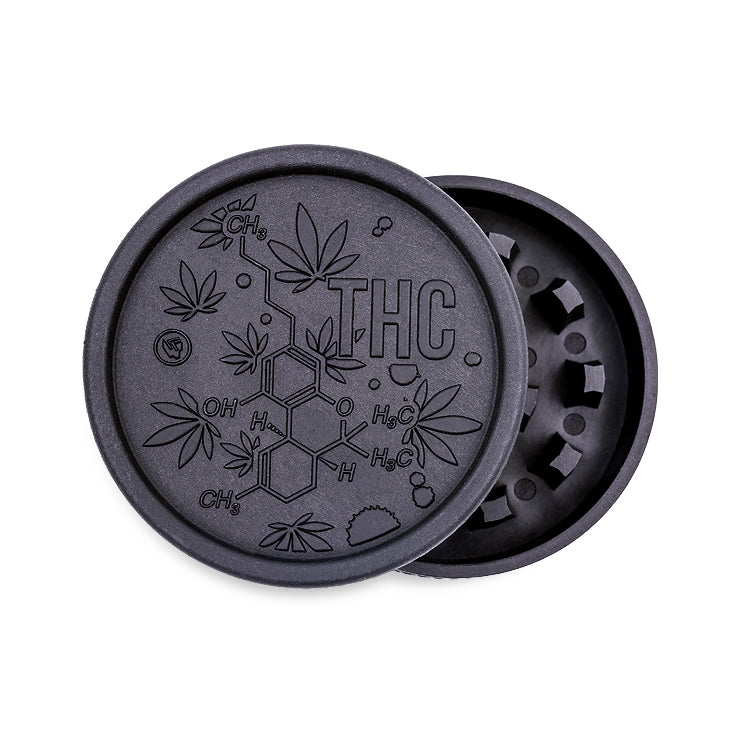 Schwarzer FireFlow Hemp Grinder geöffnet mit THC Molekül Gravur und Hanfblättern