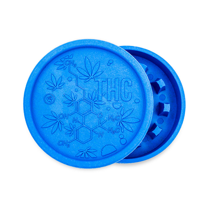 Blauer FireFlow Hemp Grinder geöffnet mit THC Molekül Gravur auf dem Deckel