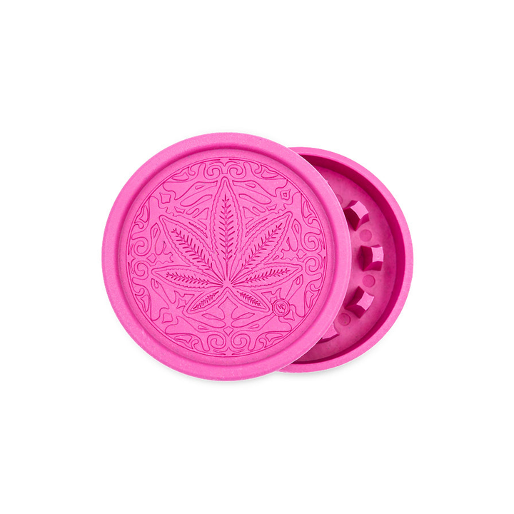 FireFlow Hemp Grinder Trance Leaf in Pink geöffnet mit ornamentalem Hanfblatt-Muster