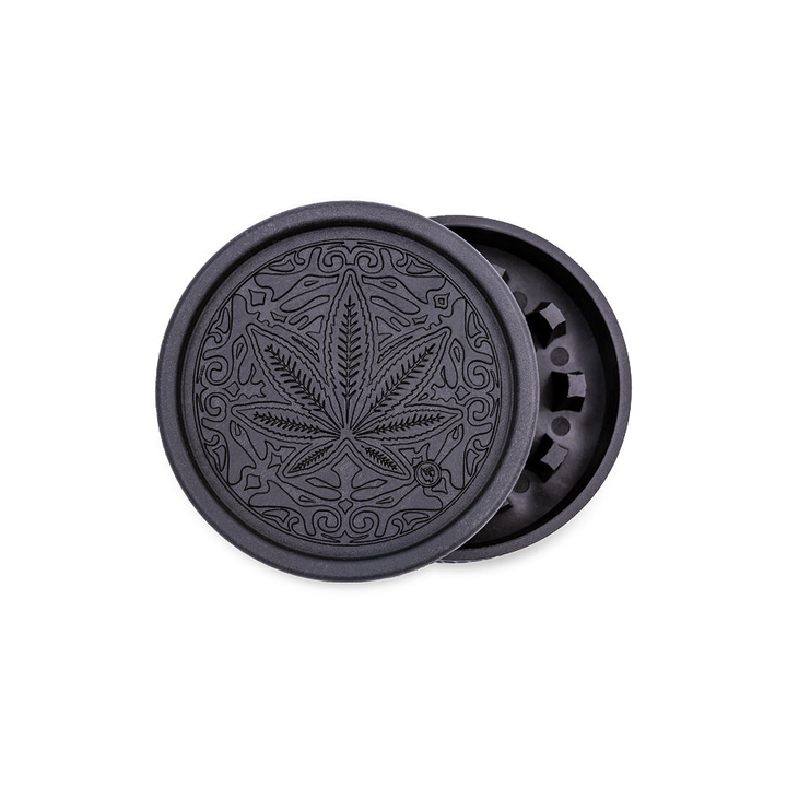 FireFlow Hemp Grinder Trance Leaf in Schwarz geöffnet mit verziertem Hanfblatt