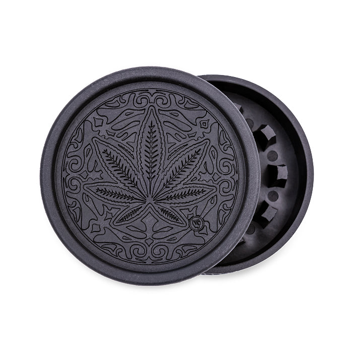 FireFlow Hemp Grinder Trance Leaf in Schwarz geöffnet mit verziertem Hanfblatt