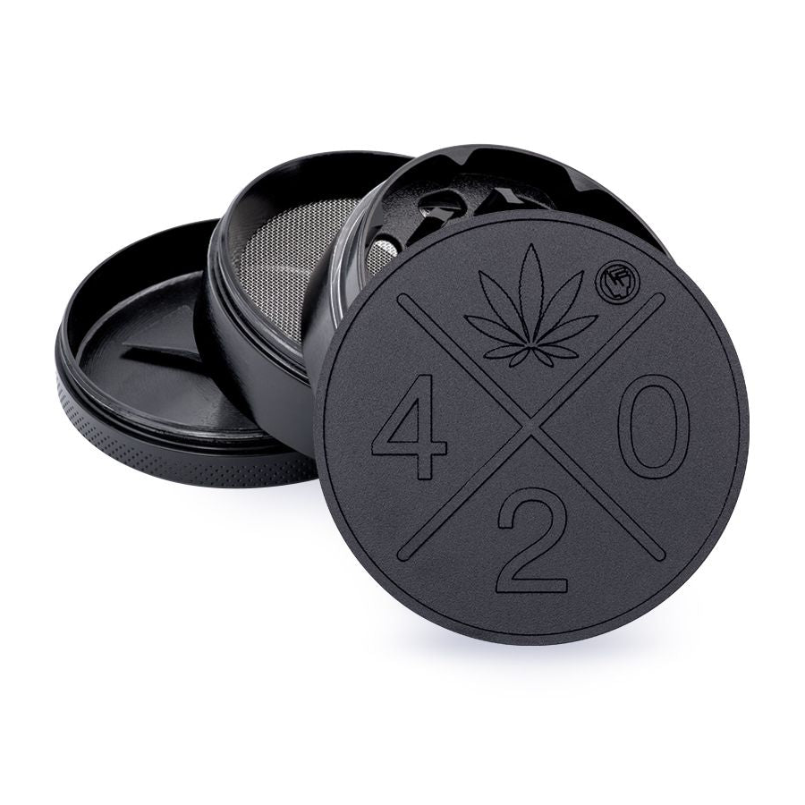 Schwarzer FireFlow Metall-Grinder mit 420 Logo und Hanfblatt, geöffnet mit Sieb