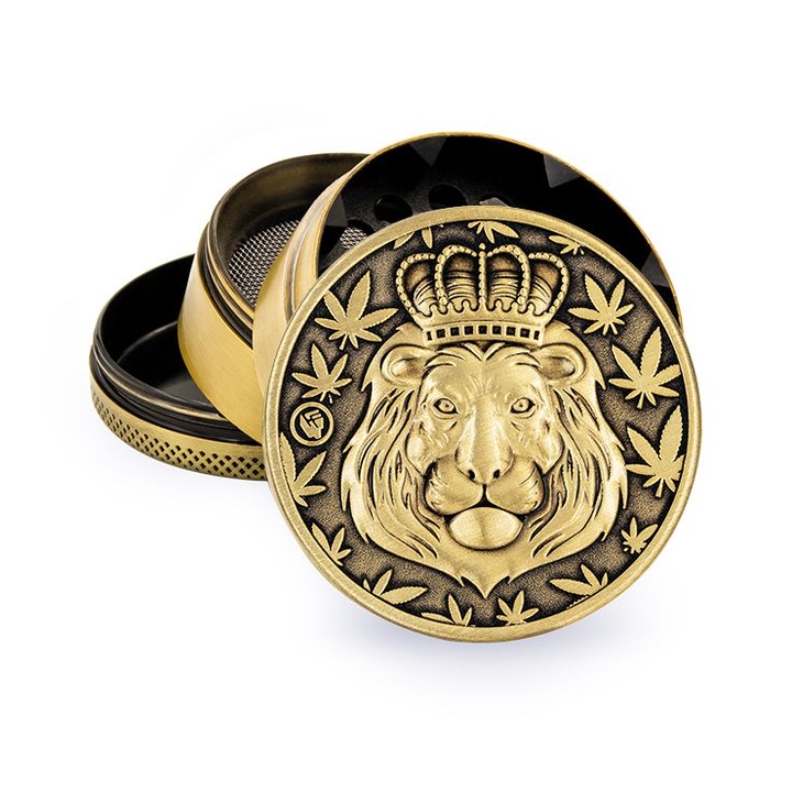 FireFlow Metall-Grinder in Gold mit Löwenkopf und Krone, 4 Teile mit Sieb sichtbar