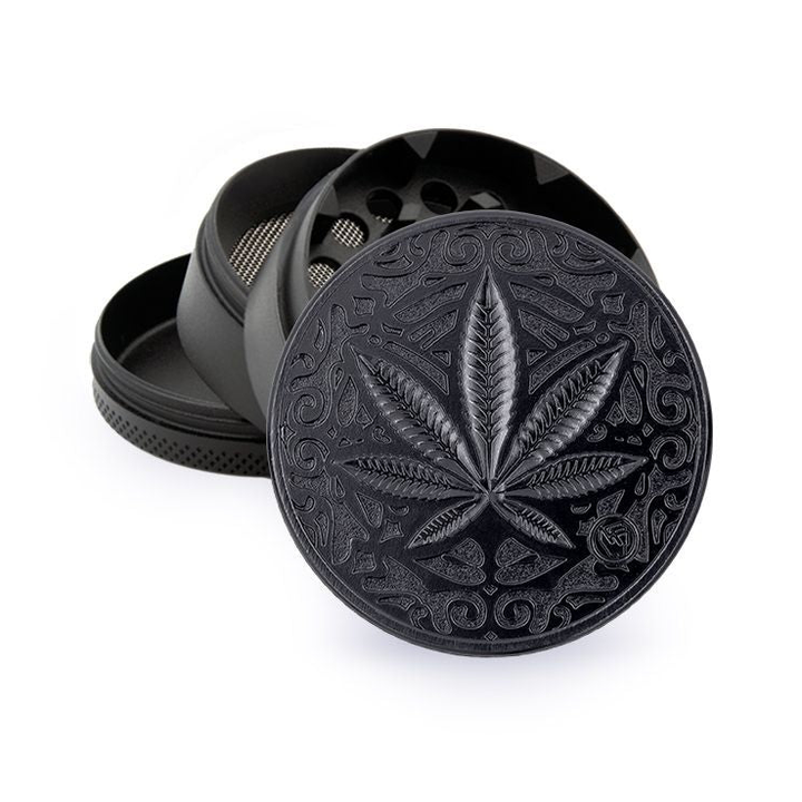 FireFlow Metall-Grinder Trance Leaf in Schwarz geöffnet mit geprägtem Hanfblatt Ornament