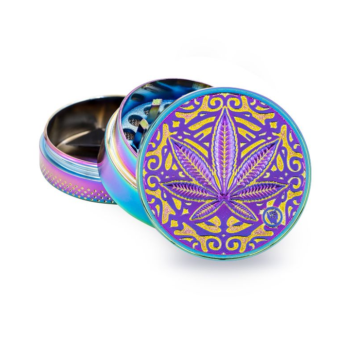FireFlow Metall-Grinder Trance Leaf Icy in Regenbogen-Optik mit Hanfblatt-Relief, geöffnet