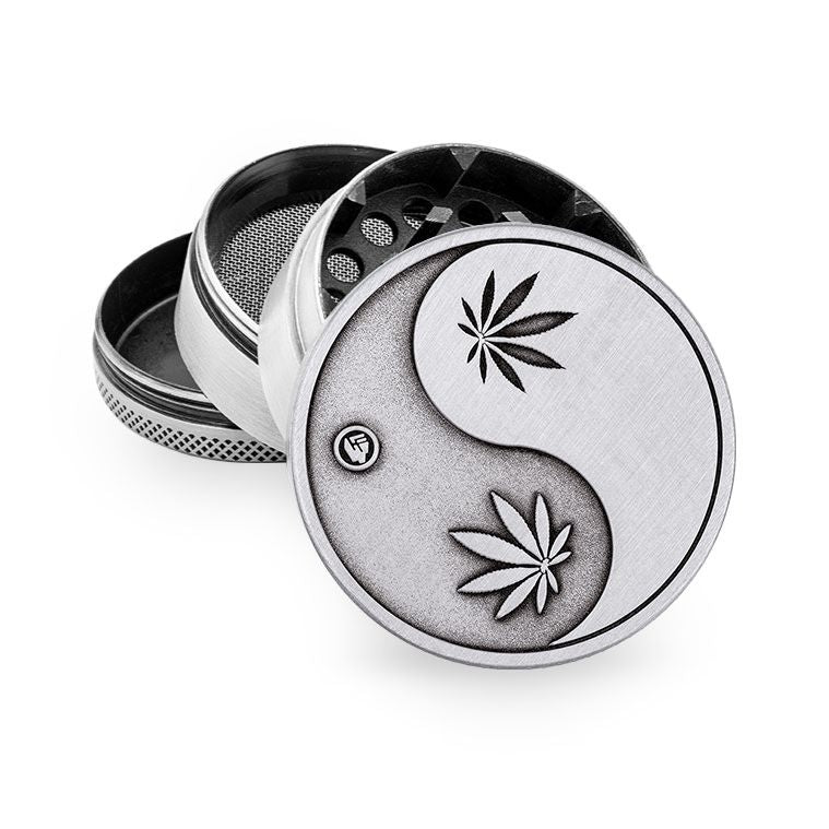 FireFlow Metall-Grinder Yin Yang Silver mit zwei Hanfblättern, Teile gestapelt