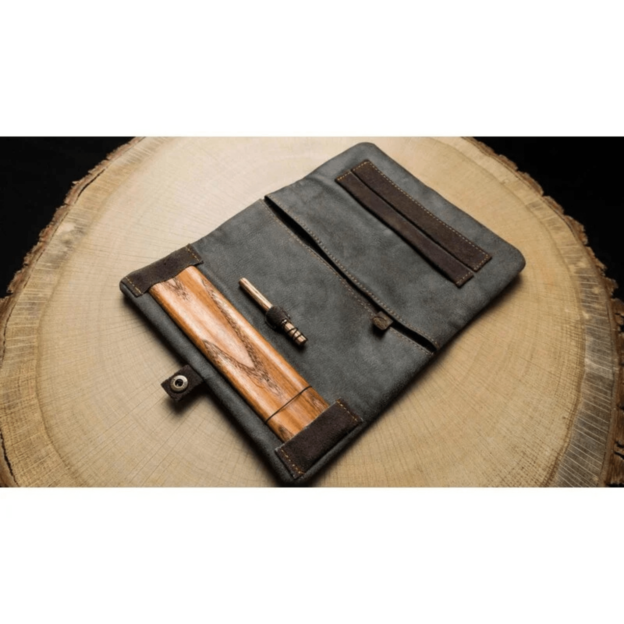 Geöffnete Kavatza Joint Tasche mit Drehunterlage und Blättchenhalter