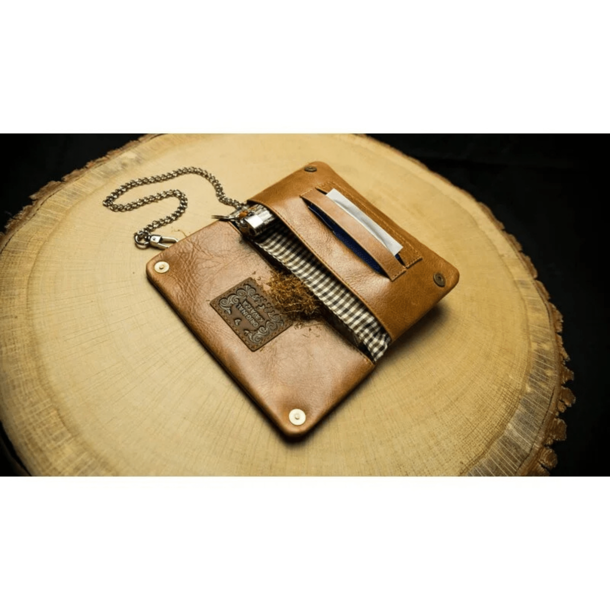 Innenansicht: Tabakfach, Blättchenhalter und Kartenfächer übersichtlich