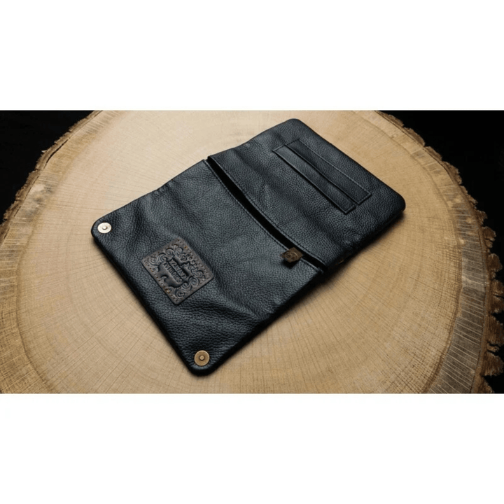 Geöffnete Kavatza Tabaktasche Classic Black mit Blättchenhalter