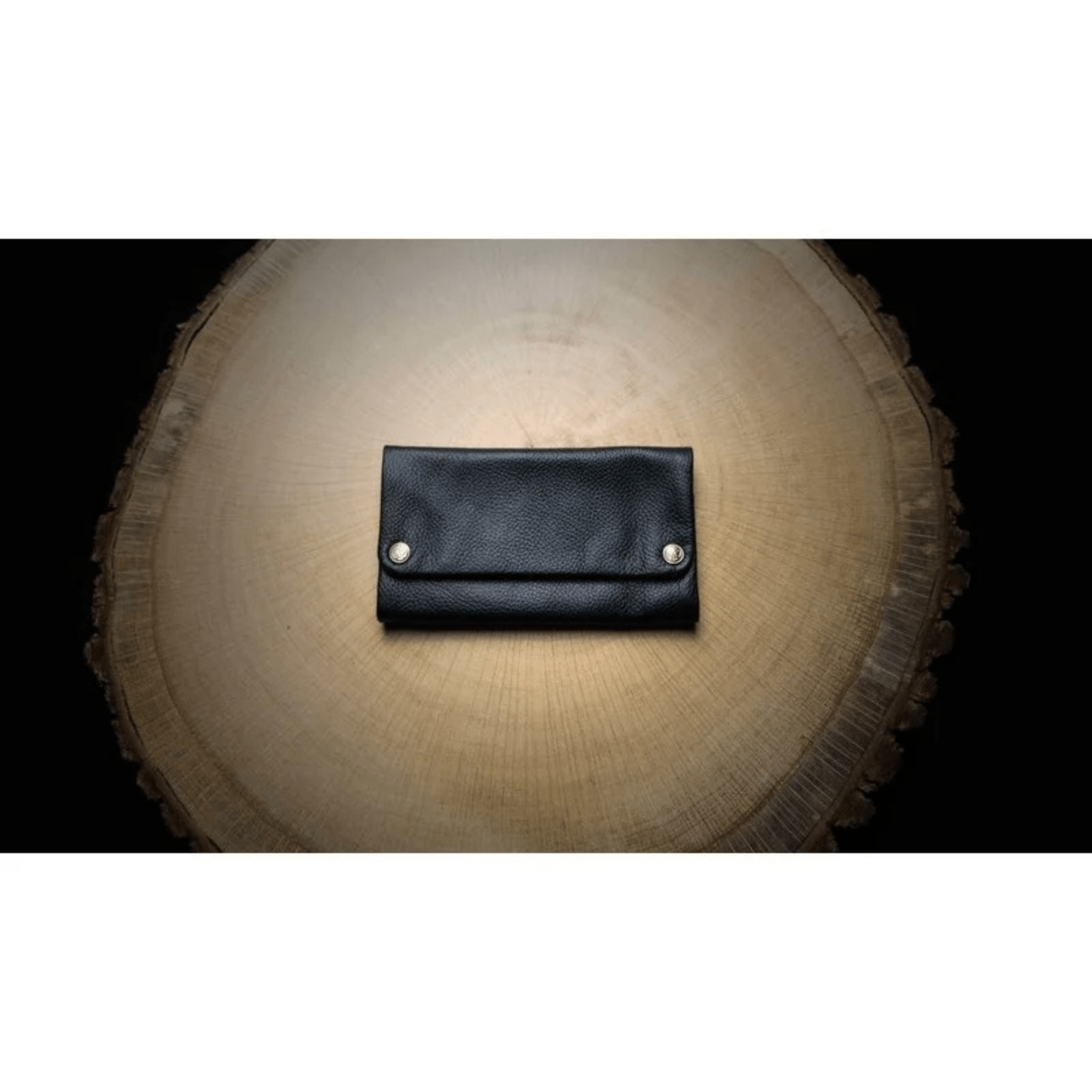 Kavatza Tabaktasche Classic Black aus Leder, geschlossen