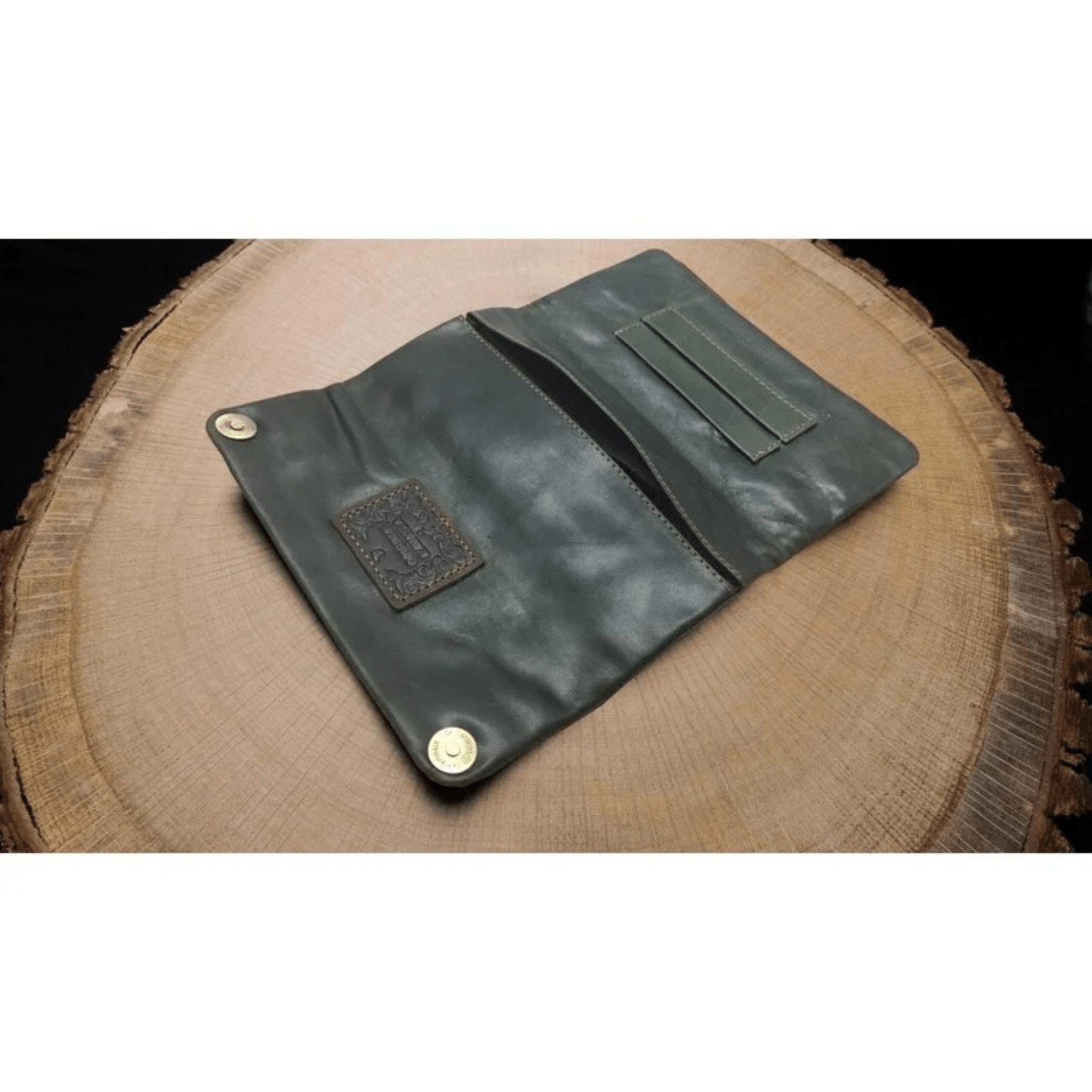 Geöffnete Kavatza Tabaktasche Jade mit Innenfächern