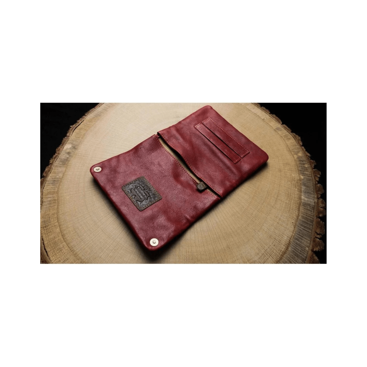 Geöffnete Kavatza Tabaktasche Flamenco mit Innenfächern und Halter