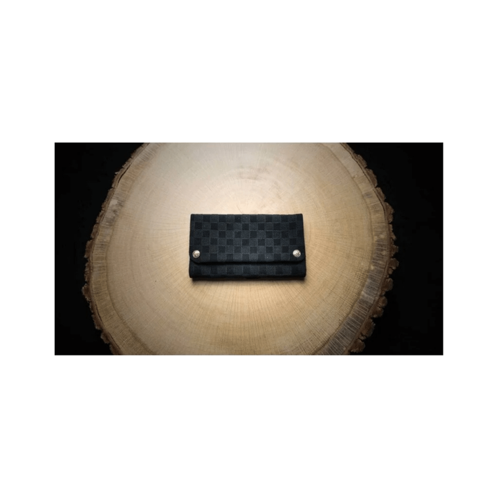 Kavatza Tabaktasche Checkmate Black mit Schachbrett-Prägung