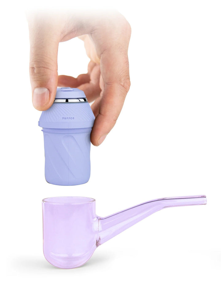 Hand setzt Puffco Proxy Base in Bloom Glas-Pipe ein