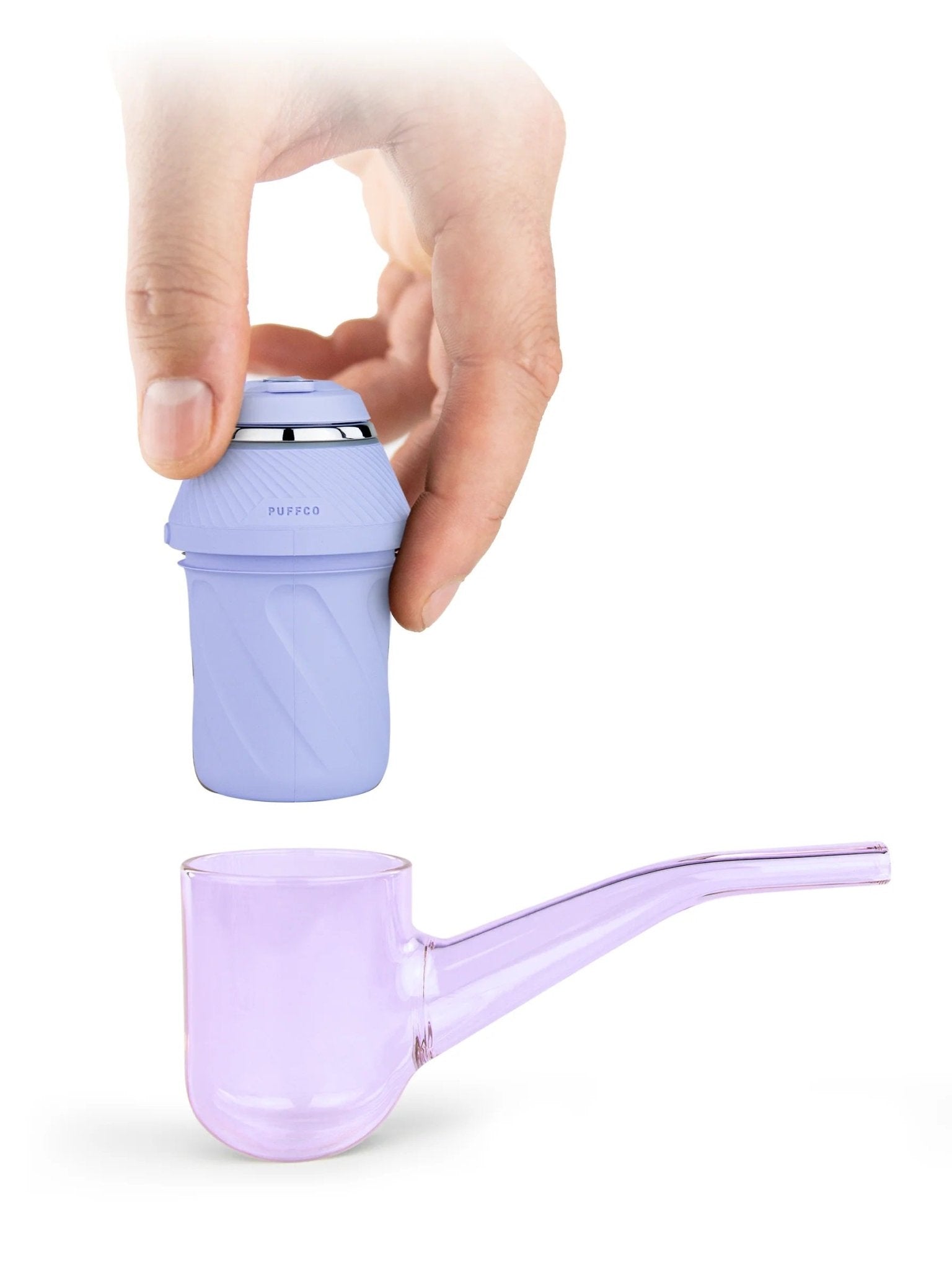 Hand setzt Puffco Proxy Base in Bloom Glas-Pipe ein