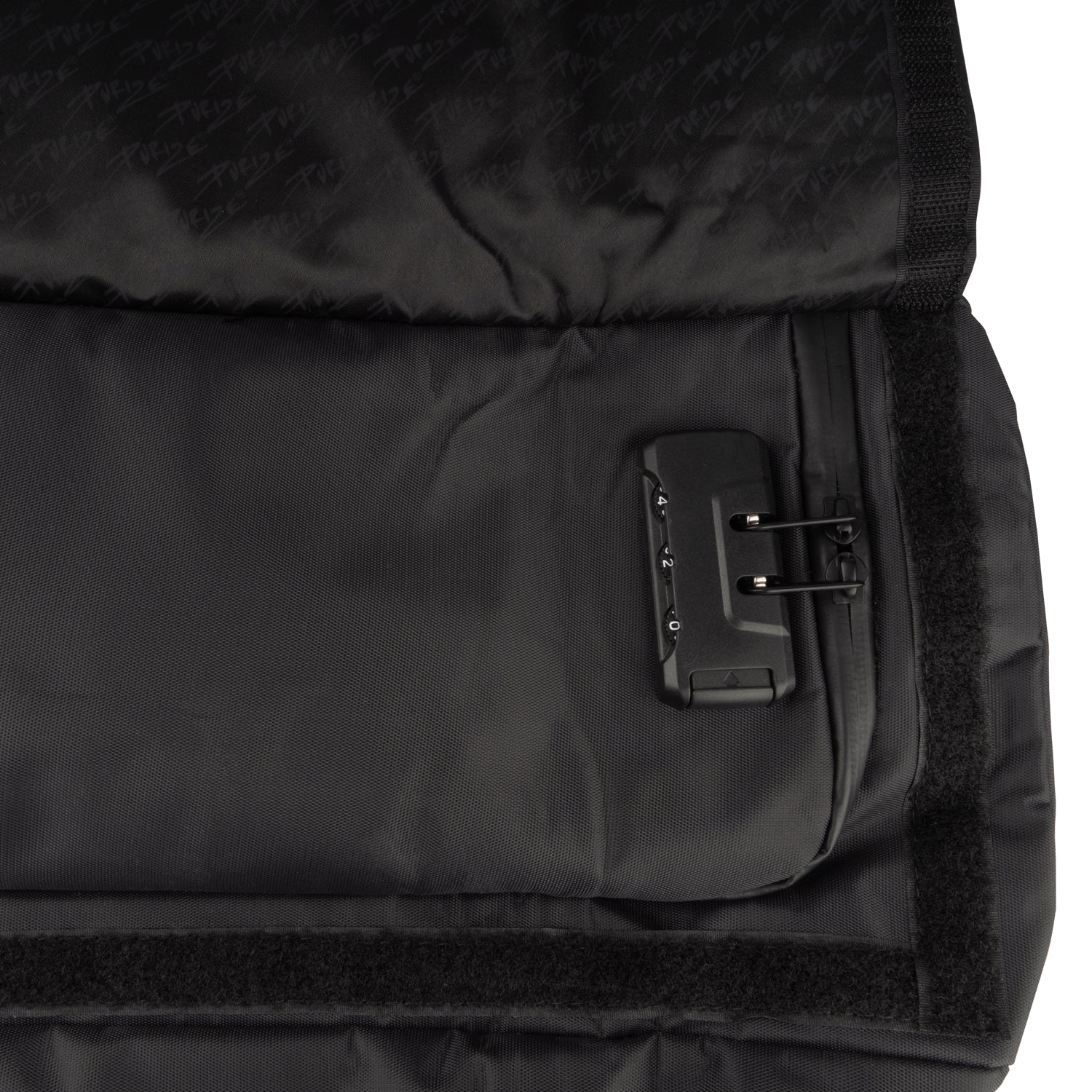 Detailansicht PURIZE Gym Bag mit Zahlenschloss und Innenbereich