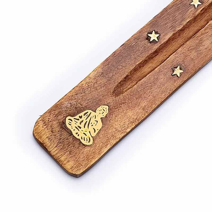 Detailansicht Buddha-Metallfigur am Holz Räucherstäbchenhalter