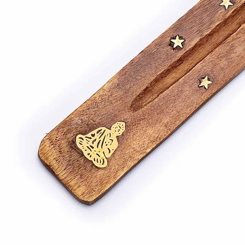 Detailansicht Buddha-Metallfigur am Holz Räucherstäbchenhalter