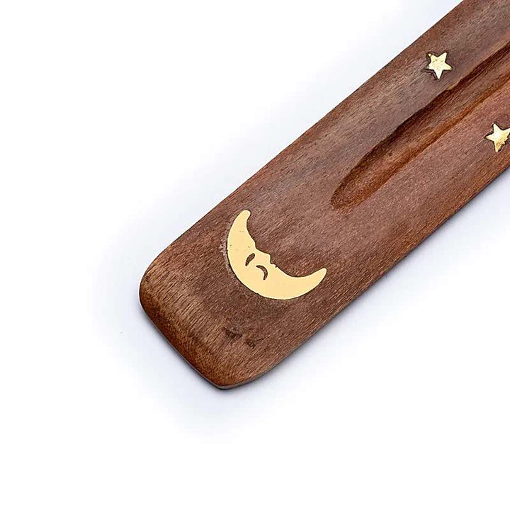 Detailansicht Mond-Metallfigur am Holz Räucherstäbchenhalter