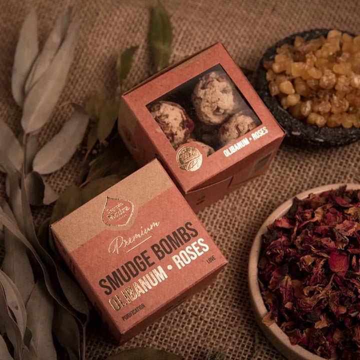 Sagrada Madre Smudge Bombs Weihrauch Rose Box auf Tisch