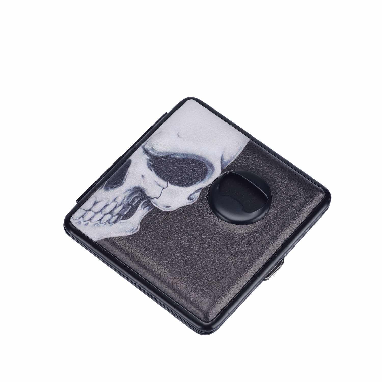 Offenes 20er Zigarettenetui Totenkopf, Innenansicht aus Metall