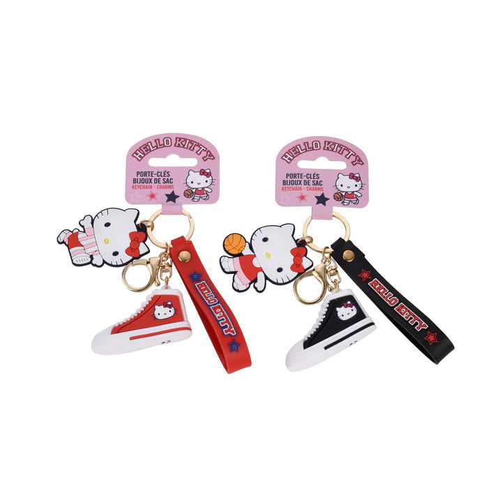Zwei Hello Kitty Schlüsselanhänger mit Sneaker in Rot und Schwarz an Verpackungskarten