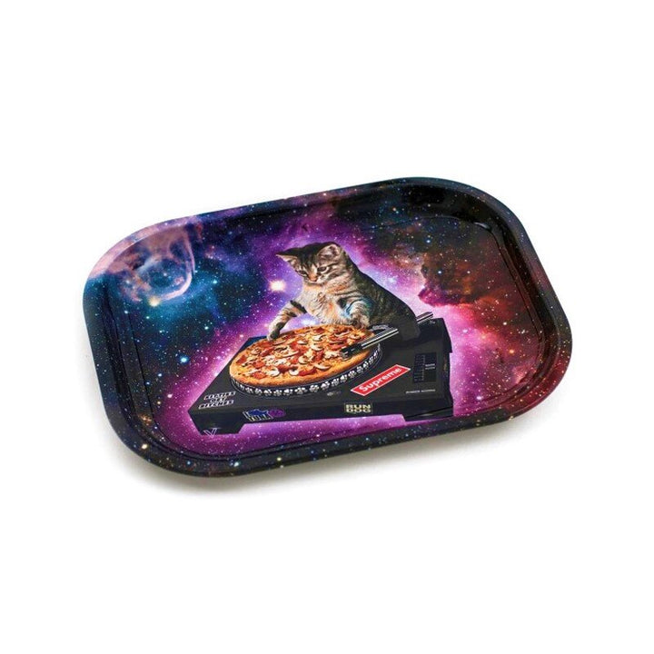 V Syndicate Rolling Tray mit Kätzchen am DJ-Pult mit Pizza im Weltall