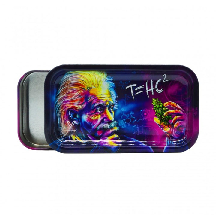 V Syndicate Syndicase Box mit Einstein THC Formel Motiv und aufgeschobenem Deckel