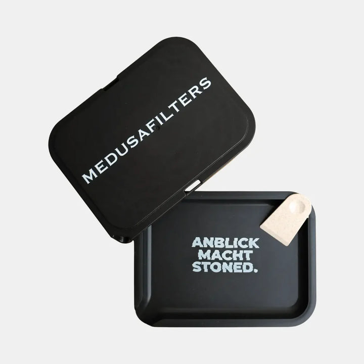 MedusaFilters Hemp Tray geöffnet mit Scraper und Anblick macht stoned Aufdruck
