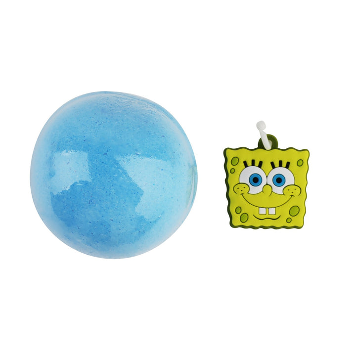 Blaue Badebombe neben kleinem Sponge Bob Anhänger als Überraschung
