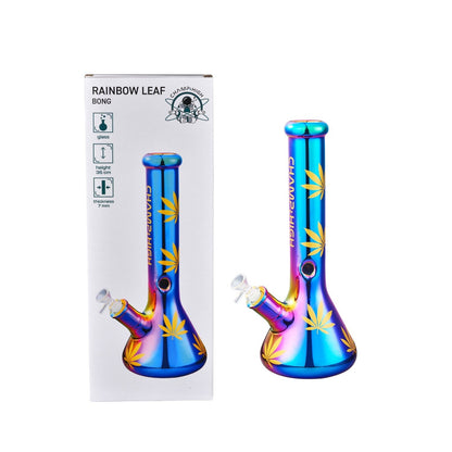 Detailansicht der Champ High Glas Bong mit Hanfblatt-Design