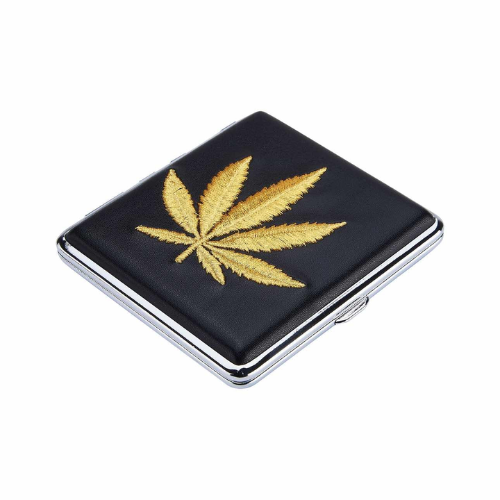 Detailaufnahme gesticktes Hanfblatt am Hemp Leaf Etui