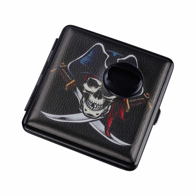 Detailaufnahme integrierter Flaschenöffner am Piraten Totenkopf Etui
