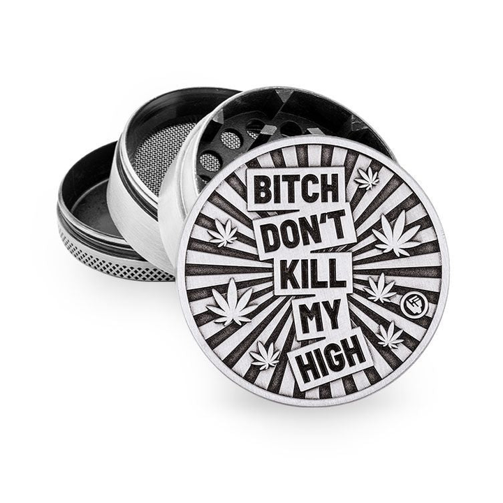Silberner FireFlow Grinder mit Schriftzug Bitch Dont Kill My High und Hanfblättern, zerlegt