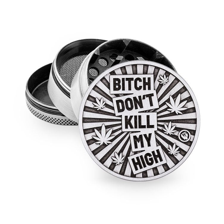 Silberner FireFlow Grinder mit Schriftzug Bitch Dont Kill My High und Hanfblättern, zerlegt