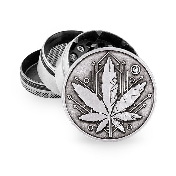 Silberner FireFlow Grinder mit geometrischem Hanfblatt-Motiv und Sieb, geöffnet